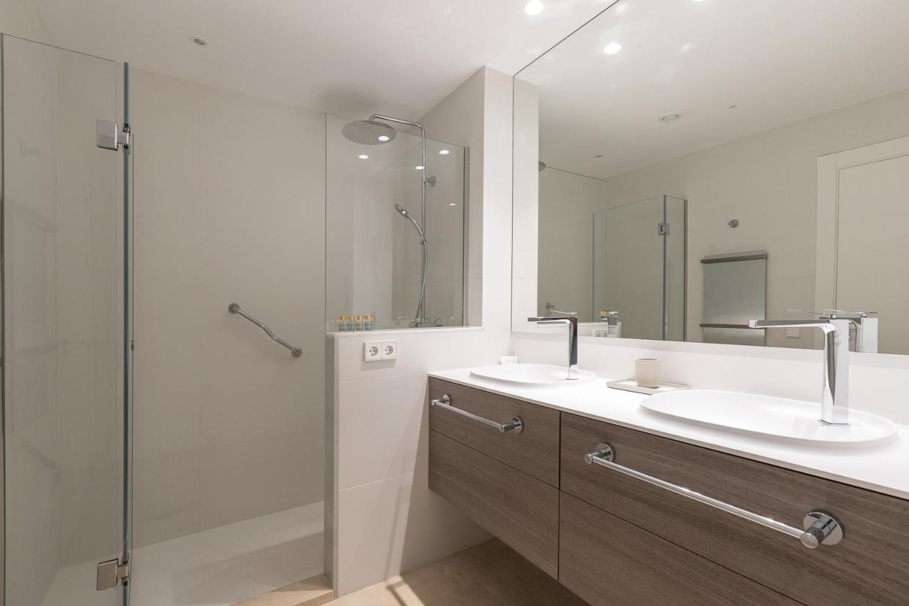 Lujoso Apartamento Con Piscina En Paseo Maritimo 马尔韦利亚 外观 照片